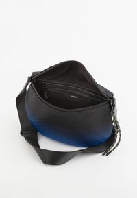 Czarna i niebieska torebka na ramię z gradientem, o heksagonalnej teksturze, z zamykaną na zamek wewnętrzną kieszenią oraz eleganckim paskiem z wielokolorowymi akcentami.