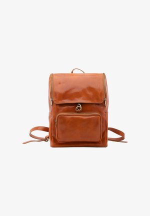 Bruine leren rugzak met voorste ritsvak, klepsluiting met metalen haak en verstelbare schouderbanden op witte achtergrond.