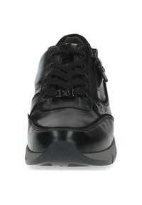 Basket en cuir noir avec un bout rond, lacets à l'avant, fermeture éclair sur le côté et semelle texturée pour une meilleure adhérence. Fini lisse avec un branding discret.