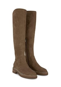 Brązowe zamszowe kozaki za kolano z bocznym zamkiem błyskawicznym, płaskim obcasem i dekoracyjnym ćwiekowanym wykończeniem wzdłuż podeszwy. Miękka tekstura, smukły design.