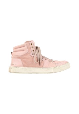 High-top sneakers i lyserød ruskind med polstret ankel, beige snørebånd, hvid sål og lille signaturdetalje nær hælen.