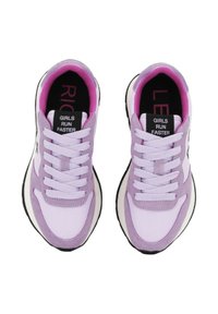 Scarpe da ginnastica viola e bianche con una tomaia in tessuto testurizzato, dettagli rosa a contrasto, lacci piatti e un logo nero sulla linguetta.