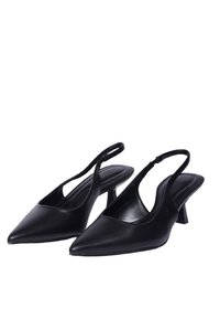 Tacchi slingback neri in pelle con punta affusolata e tacco a blocco basso. Texture liscia con un design minimalista. Presentano cinturini regolabili.