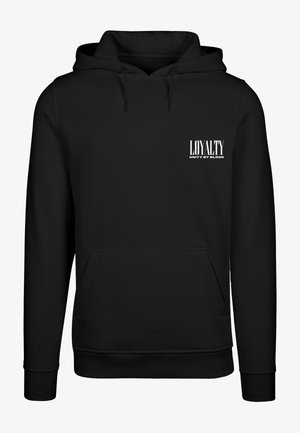 Zwarte hoodie gemaakt van zacht materiaal, met een voorzak, trekkoordcapuchon en witte tekst die "LOYALTY UNITY BY BLOOD" op de borst leest.