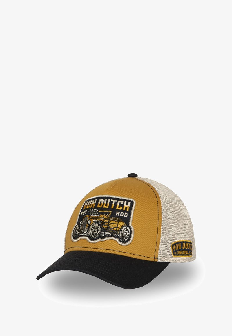 Casquette avec un devant jaune, une visière noire et un dos en maille crème. Présente un graphique hot rod brodé en relief et un logo sur le côté.
