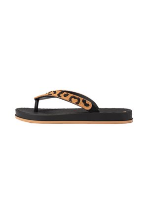 Schwarze Flip-Flop-Sandale mit strukturierter Sohle und braunem Riemen mit schwarzem Leopardenmuster, flache braune Außensohle.