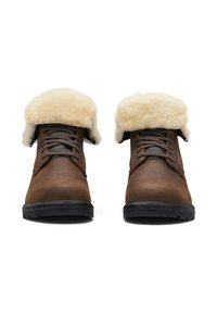 Bruna läderstövlar med en krämfärgad konstläderkrage, rund tå, snörning och svart gummisula.