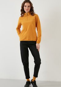 LELA HIGH COLLAR - Pulover iz flisa - mustard color