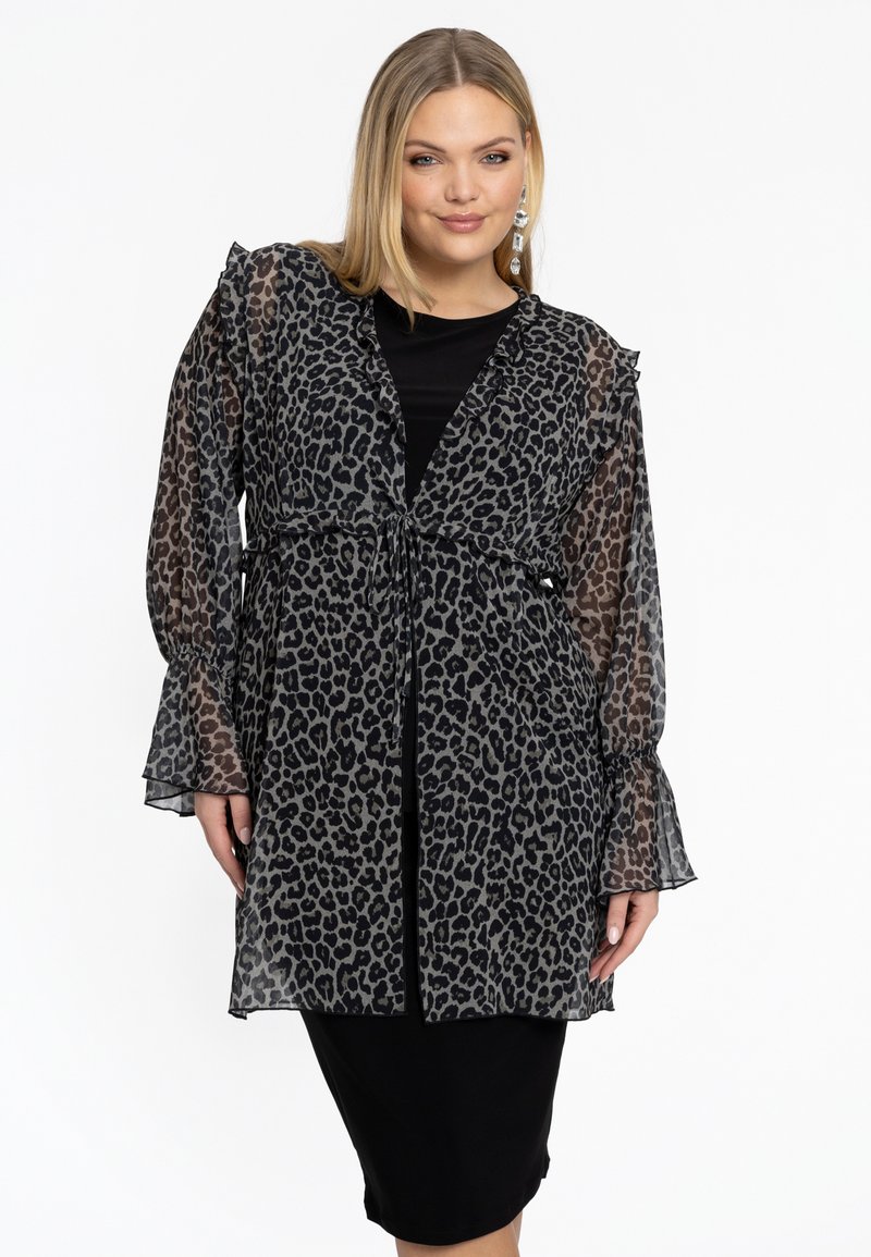 Leopardskin doorzichtig kimono met zwarte accenten, featuring lange rimpels mouwen, een strik taille, en een gelaagd ontwerp, gedragen over een zwarte jurk.