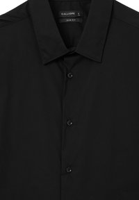 Camicia nera slim fit realizzata in tessuto morbido, con colletto a punta, chiusura frontale a sei bottoni e dettagli di cucitura discreti.