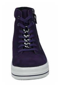 Lila Wildledersneaker in hoher Form mit weißer Gummisohle, Metallreißverschluss und dekorativen Ösen in Silberoptik. Verfügt über flache Schnürsenkel und eine strukturierte Oberseite.