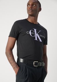 Calvin Klein Jeans SEASONAL MONOLOGO TEE - Marškinėliai su spaudiniu - black/pastel lilac