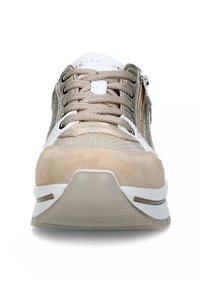 Sneakers in suede beige e metallizzati con pannelli perforati, lacci piatti e una cerniera laterale. Suola intermedia bianca con dettagli testurizzati.