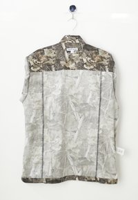 Tricou fără mâneci de culoare gri, cu un model de camuflaj; are un panou superior închis la culoare, o secțiune inferioară deschisă și detalii de cusătură vizibile.