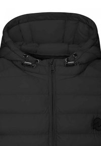 Giacca imbottita nera con colletto alto, chiusura con zip e coulisse regolabili sul cappuccio. Logo evidente sul lato sinistro.