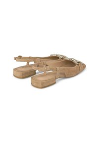 Scarpe slingback in suede beige con tacco a blocco basso, punta affusolata e un accento decorativo di strass sulla fascia anteriore.