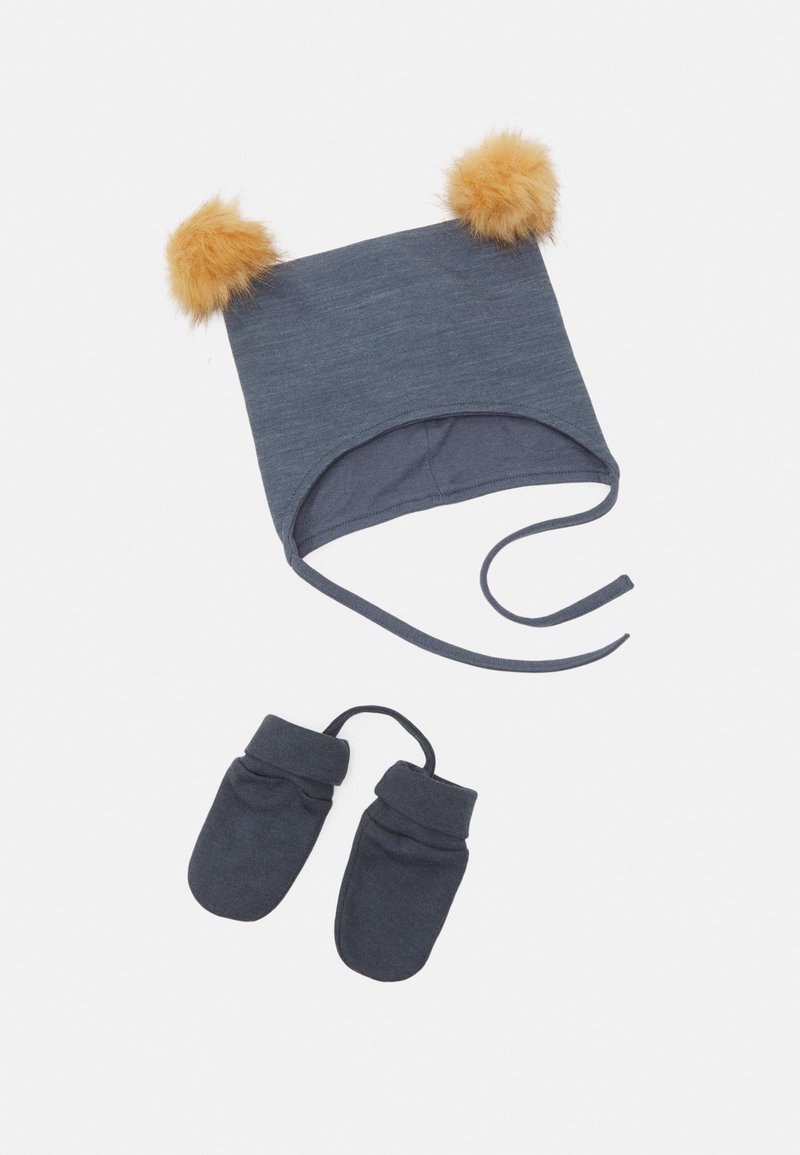 Gorro de fleece cinza escuro com duas pompons de pelagem castanha em cima e fitas, combinado com luvas cinza escuro a condizer. Textura macia, design simples.