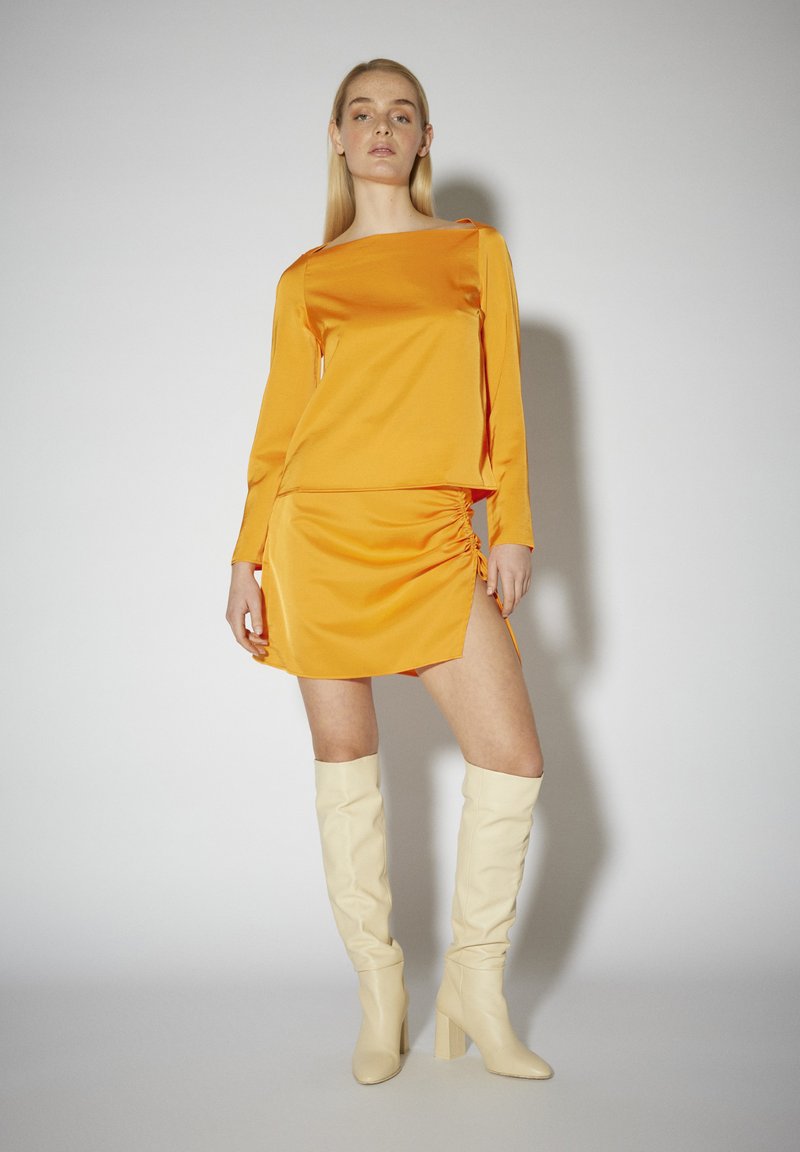 SOMETHINGNEW Minirok donkergeel SOMETHINGNEW Minirok donkergeel