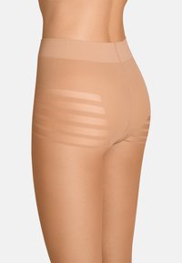 Shapewear beige senza cuciture con una vita alta, caratterizzato da strisce orizzontali trasparenti sulla schiena per aggiungere un dettaglio di design e texture.