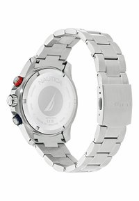 Reloj de acero inoxidable plateado con una esfera redonda, eslabones de metal sólidos, pulsadores rojos y azules, y un fondo grabado con el nombre de la marca Nautica.