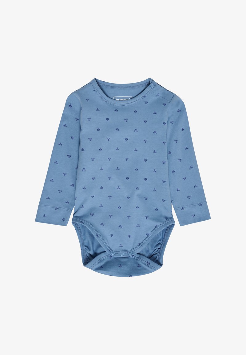 Langarm-Babybodysuit aus hellblauer Baumwolle mit einem Muster aus kleinen dunkelblauen Formen und Druckknöpfen im Bereich des Bodens und an der Schulter.