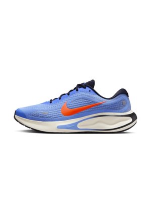 Blauer Nike Laufschuh mit orangefarbenem Swoosh, schwarzen Schnürsenkeln und gepolsterter weißer Sohle mit blauen und schwarzen Akzenten, im Profil dargestellt.