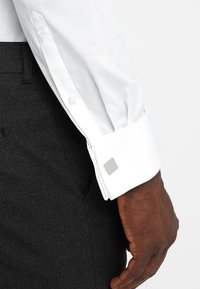 OLYMP Level Five BODY FIT - Businesshemd - white