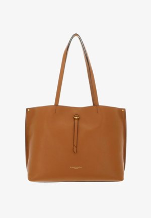 Sac fourre-tout en cuir tan avec deux poignées de shoulder, détails en laiton doré, surface texturée et design minimaliste. Présente un logo en bas.