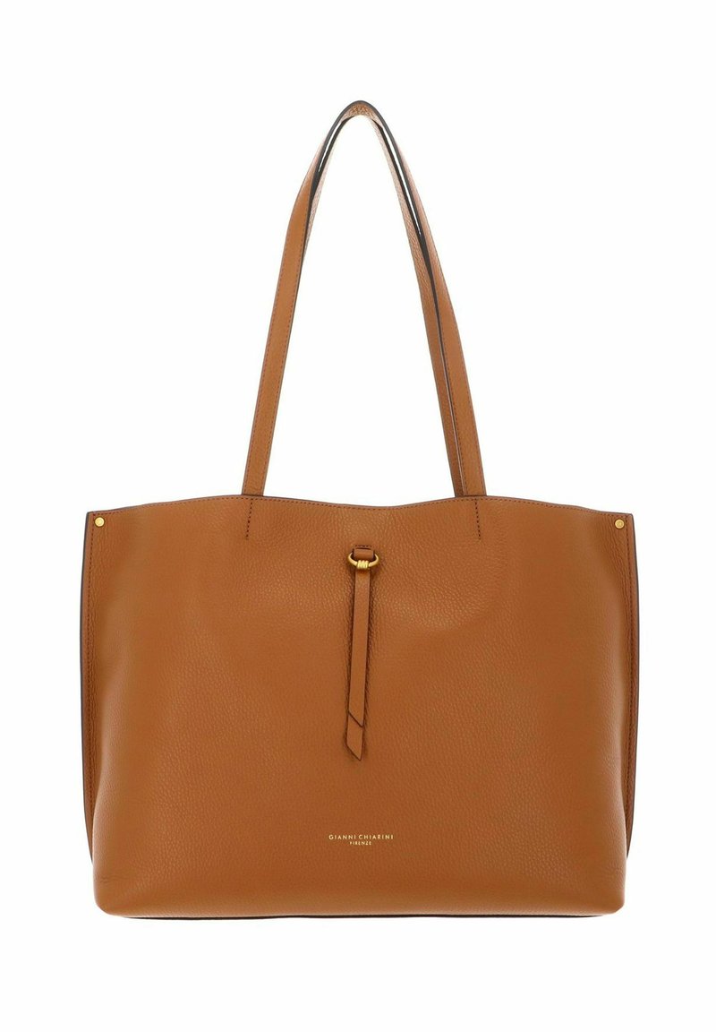 Sac fourre-tout en cuir tan avec deux poignées de shoulder, détails en laiton doré, surface texturée et design minimaliste. Présente un logo en bas.