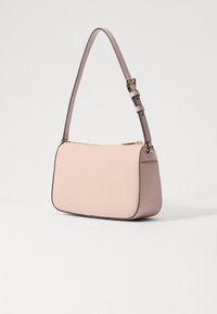 Borsa a mano in pelle rosa con una texture liscia, corpo rettangolare e tracolla regolabile. Presenta una cerniera dorata e dettagli in colori neutri.