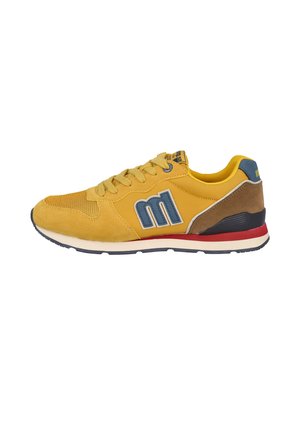 Zapatilla amarilla y marrón con logo azul "m", suela beige y roja, y diseño con cordones mostrada de lado.