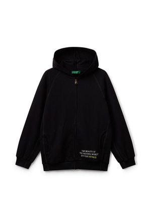 Schwarze Zip-Hoodie mit Kapuze; verfügt über Raglanärmel, Fronttaschen und Textstickerei in Gelb und Weiß auf der unteren Vorderseite.