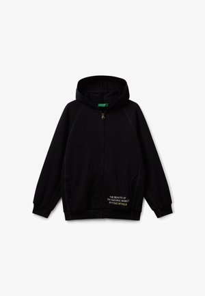 Schwarze Zip-Hoodie mit Kapuze; verfügt über Raglanärmel, Fronttaschen und Textstickerei in Gelb und Weiß auf der unteren Vorderseite.