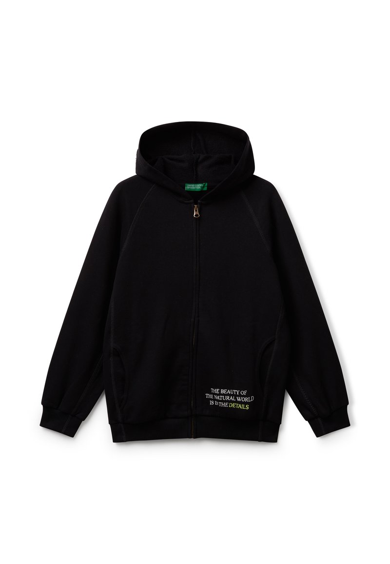 Felpa nera con zip e cappuccio; presenta maniche raglan, tasche frontali e ricami testuali gialli e bianchi sul davanti in basso.