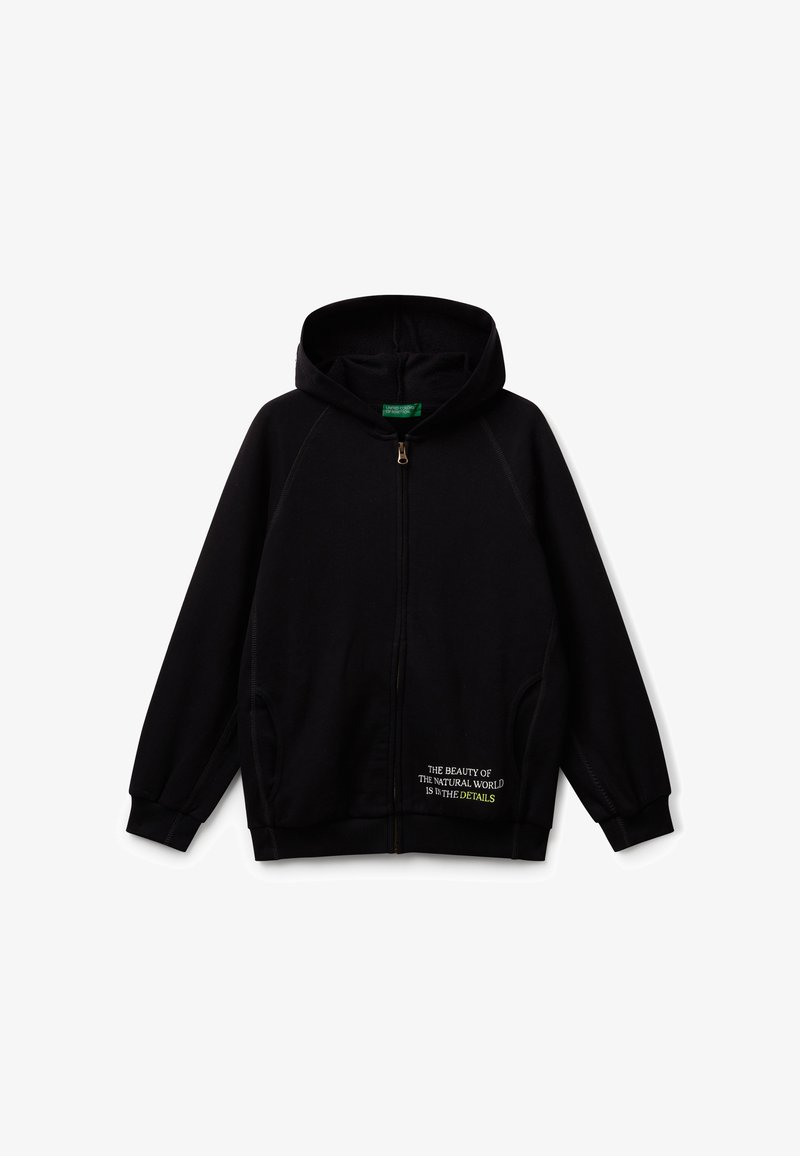 Felpa nera con zip e cappuccio; presenta maniche raglan, tasche frontali e ricami testuali gialli e bianchi sul davanti in basso.