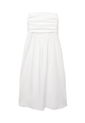 Witte strapless jurk met geplooide textuur op de borst en een vloeiende rok. Gladde stof, knie-lengte, eenvoudig ontwerp zonder versieringen.