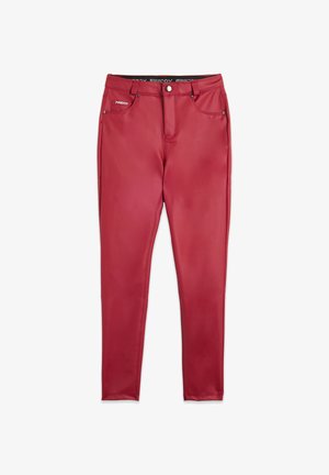 Pantaloni rossi attillati con una texture ad alta lucentezza. Presentano chiusura con bottone metallico, zip anteriore e cinque tasche. Nome del marchio visibile sulla cintura.