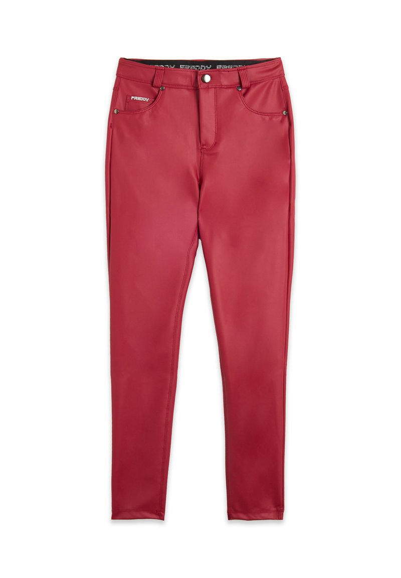 Pantaloni rossi attillati con una texture ad alta lucentezza. Presentano chiusura con bottone metallico, zip anteriore e cinque tasche. Nome del marchio visibile sulla cintura.