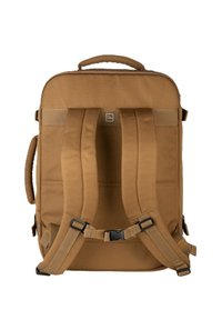 Sac à dos en toile marron avec des bretelles rembourrées, une poignée supérieure, des boucles ajustables et une texture lisse. Présente un logo sur le panneau avant.
