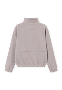 Pullover in pile grigio chiaro con colletto alto, orlo elastico e maniche lunghe. Superficie texturizzata con una finitura liscia e morbida.