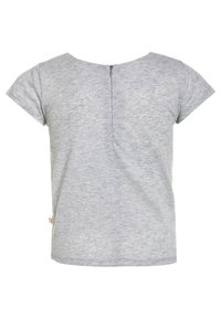 Šedé tričko s krátkým rukávem vyrobené z měkké tkaniny, s bočním zipem a volným střihem. Design zahrnuje kulatý výstřih a mírně zakřivený lem.