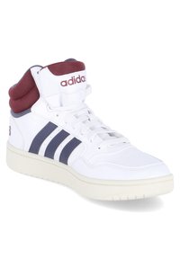 Baskets montantes blanches avec un col en maille bordeaux, trois rayures navy et une semelle en caoutchouc texturé. Logo de la marque sur la languette.