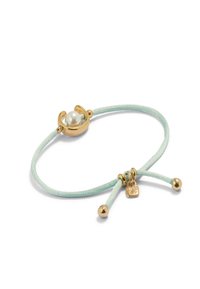 Pulsera con detalles en oro y una perla redonda, con un cordón de color menta claro y extremos ajustables con cuentas de metal y un charm.