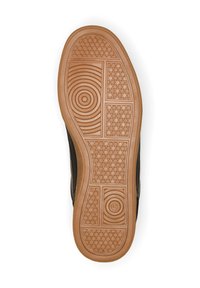 Brązowa gumowa podeszwa z okrągłymi i liniowymi wzorami, zintegrowane tekstury zapewniające przyczepność oraz ściany boczne z gładkiego czarnego materiału.