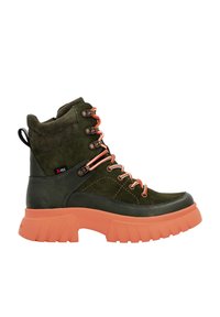Botte de randonnée vert olive avec un col rembourré, des lacets orange, des œillets en métal et une épaisse semelle orange avec des crampons profonds pour une meilleure adhérence.