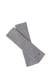 Paire de longs chauffe-bras gris côtelés en tricot, posés en croix sur un fond blanc.