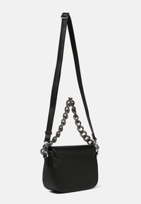 Borsa a tracolla in pelle nera con finitura texturizzata. Presenta un manico a catena grigia robusta e una tracolla rimovibile.