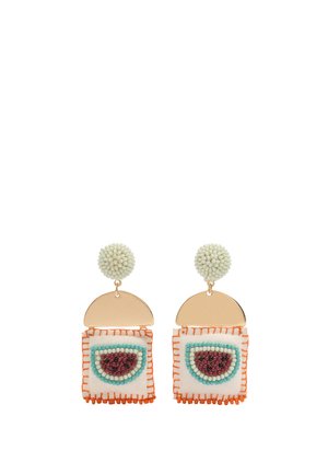 Kolczyki z białymi, okrągłymi, perłowymi sztyftami, złotymi połówkami kółek łącznikowych oraz kwadratowymi zawieszkami z tkaniny, haftowanymi kolorowymi półokręgami z perełek.