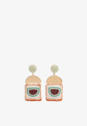 Kolczyki z białymi, okrągłymi, perłowymi sztyftami, złotymi połówkami kółek łącznikowych oraz kwadratowymi zawieszkami z tkaniny, haftowanymi kolorowymi półokręgami z perełek.