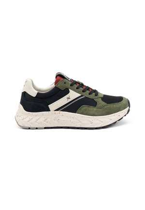 Baskets de sport vertes, noires et crème avec une tige en maille et en daim, semelle mouchetée, col rembourré et lacets contrastés.